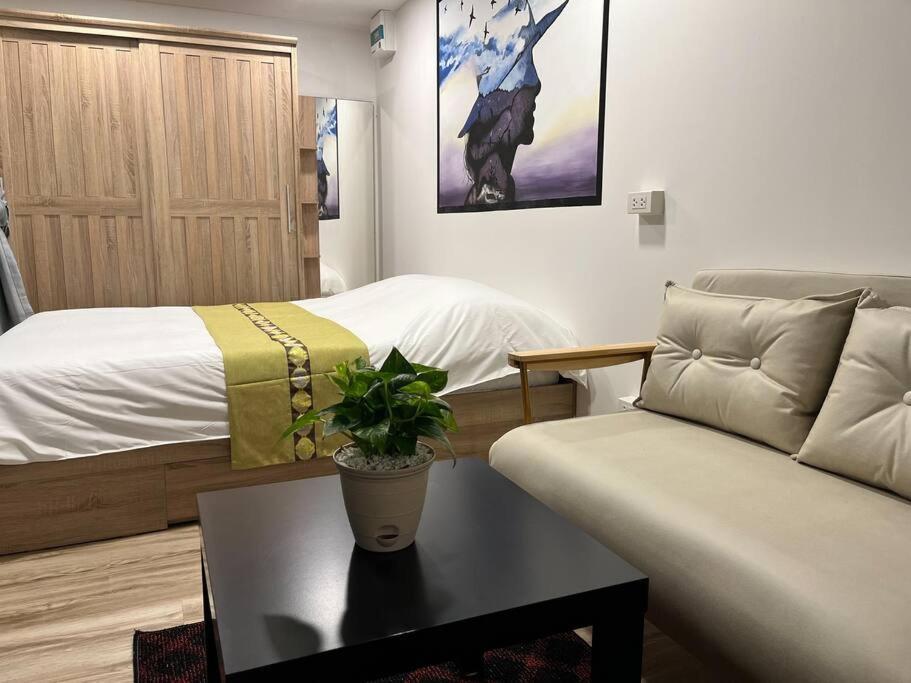 独立庭院 花园式的两卧两卫民宿 近mrt 2 Holiday home