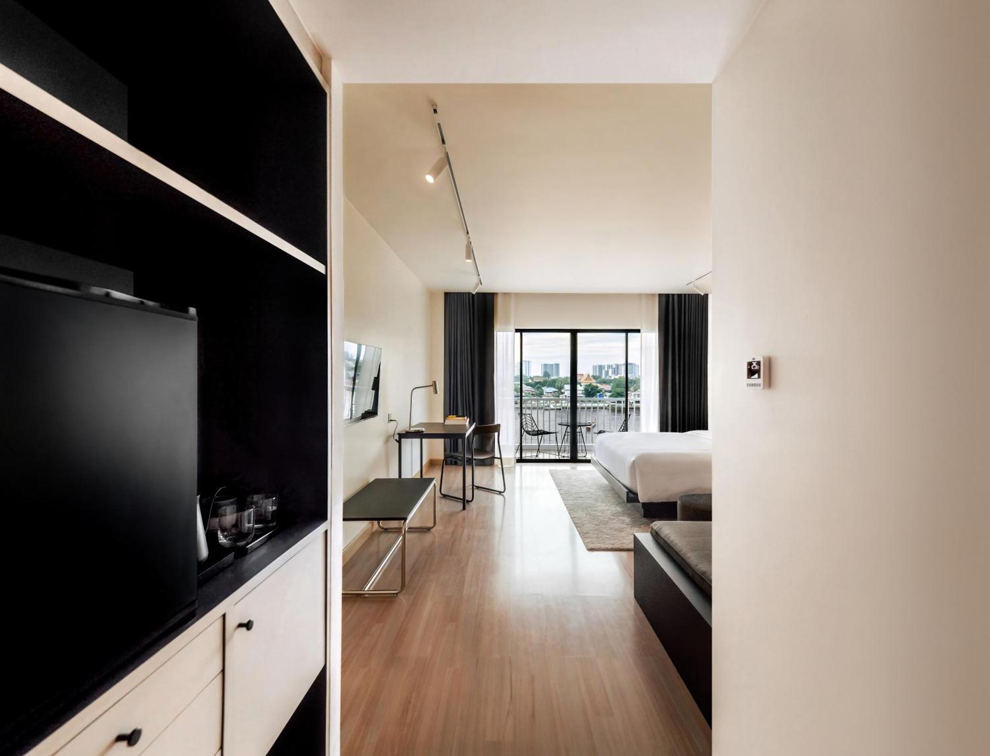 The Standardx, Phra Arthit 4*