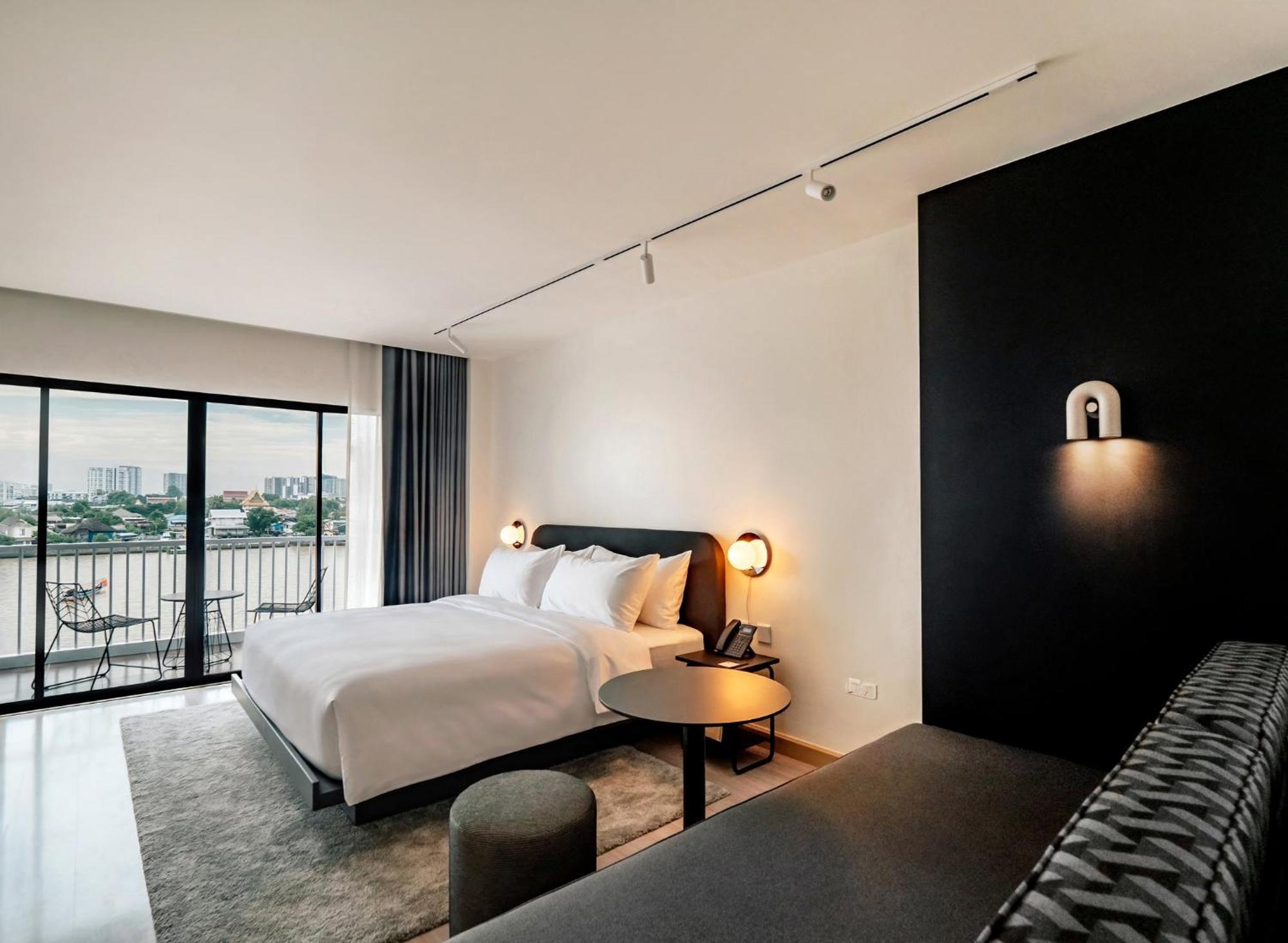 The Standardx, Phra Arthit 4*