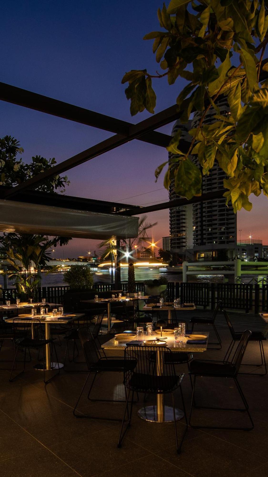 The Standardx, Phra Arthit 4*