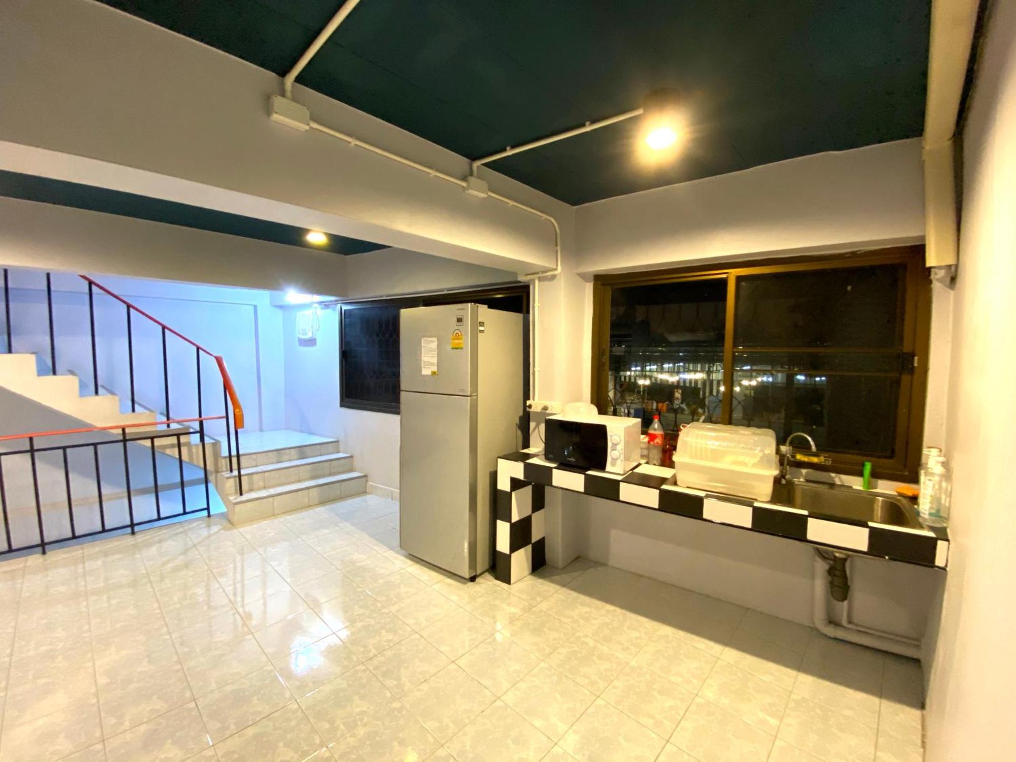Sleep At - Don Mueang Hostel