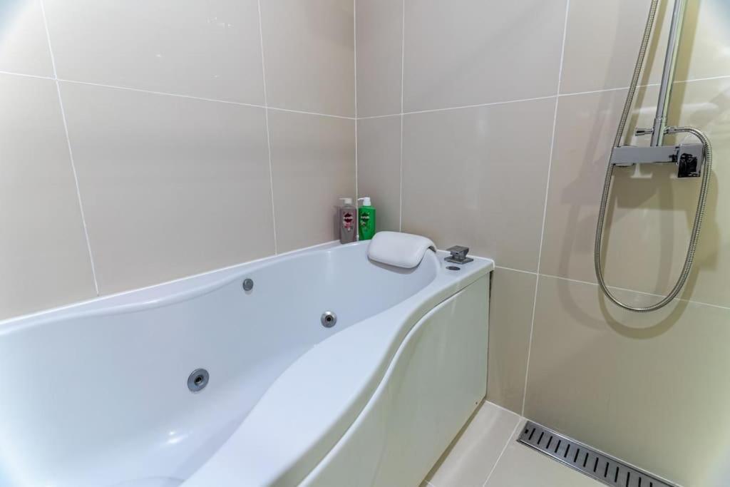 Thonglor Area 1 Bedroom Fastwifi Sauna Big Swimming Pool 38
