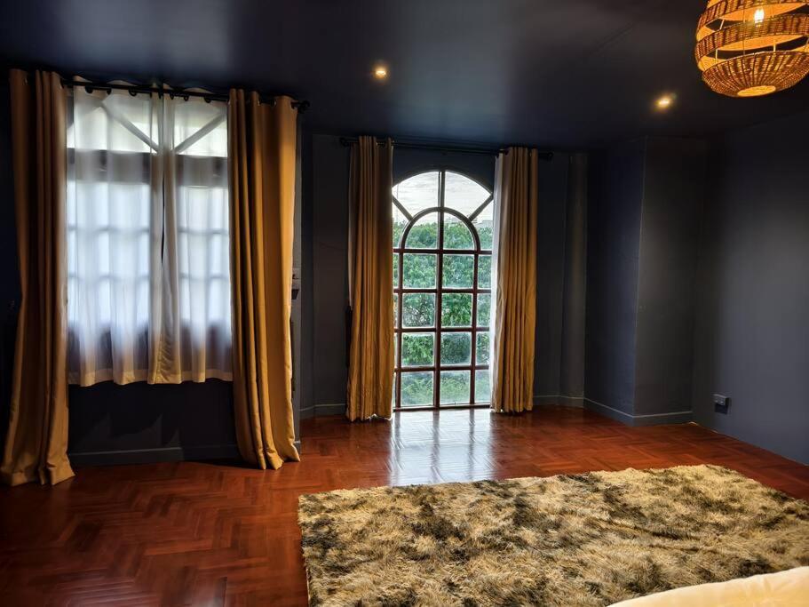 Thonglor Art House 5br With Beautiful Rooftop Holiday home *