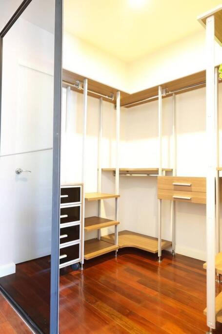 Townhome 3 Bed4 Baht Asok Mrtbts Sukhumvit 16 Vakantiehuis Bangkok