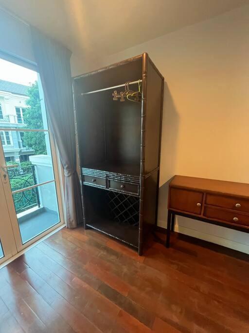 Townhome 3 Bed4 Baht Asok Mrtbts Sukhumvit 16 Vakantiehuis