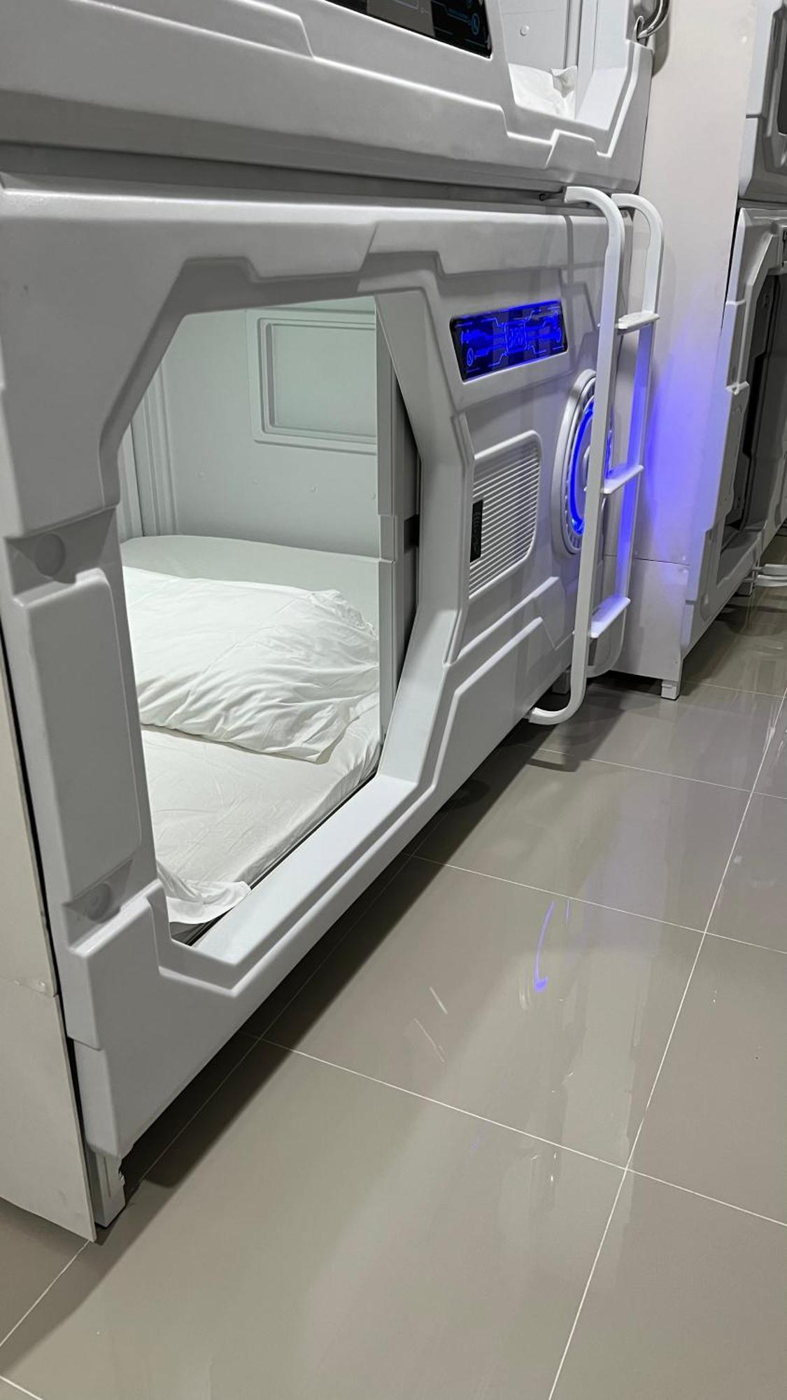 Capsule hotel Kiwi Capsule Bangkok
