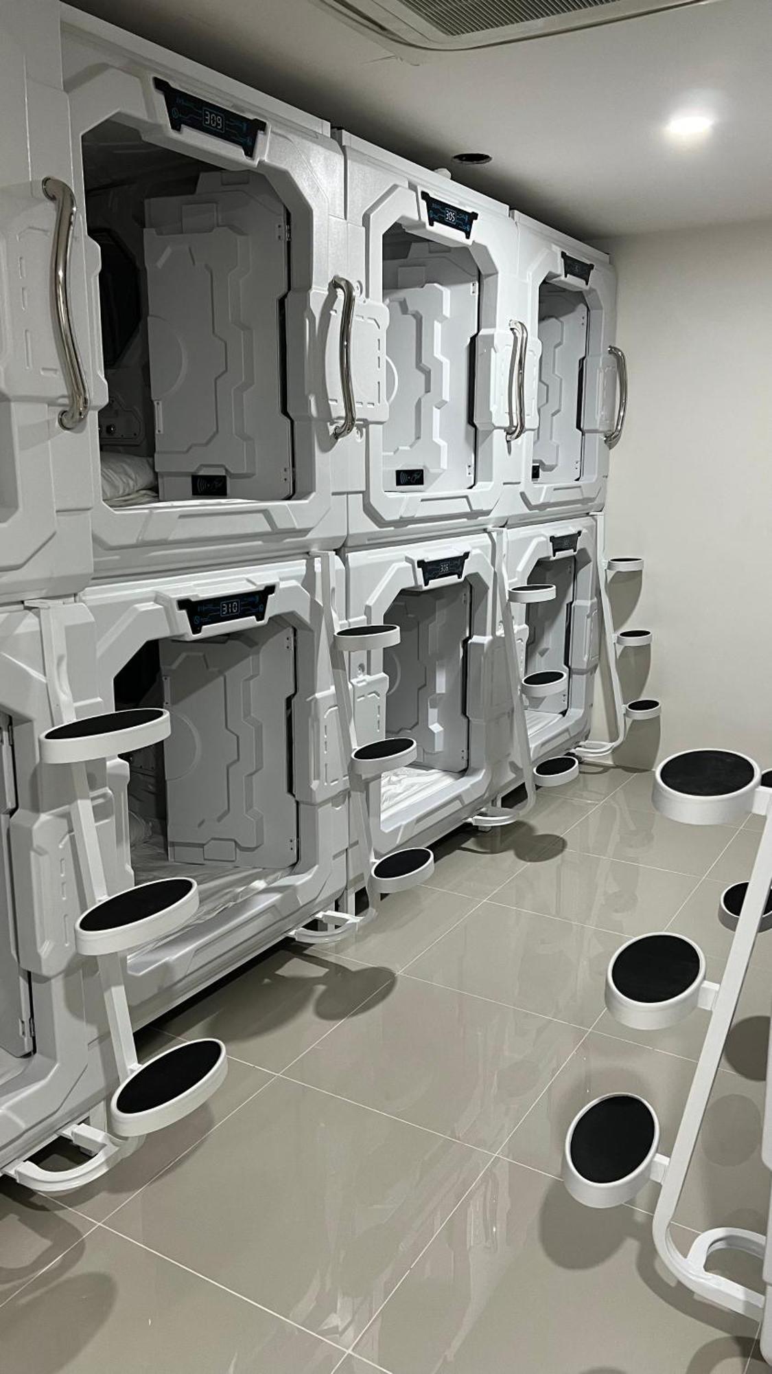 Capsule hotel Kiwi Capsule Bangkok