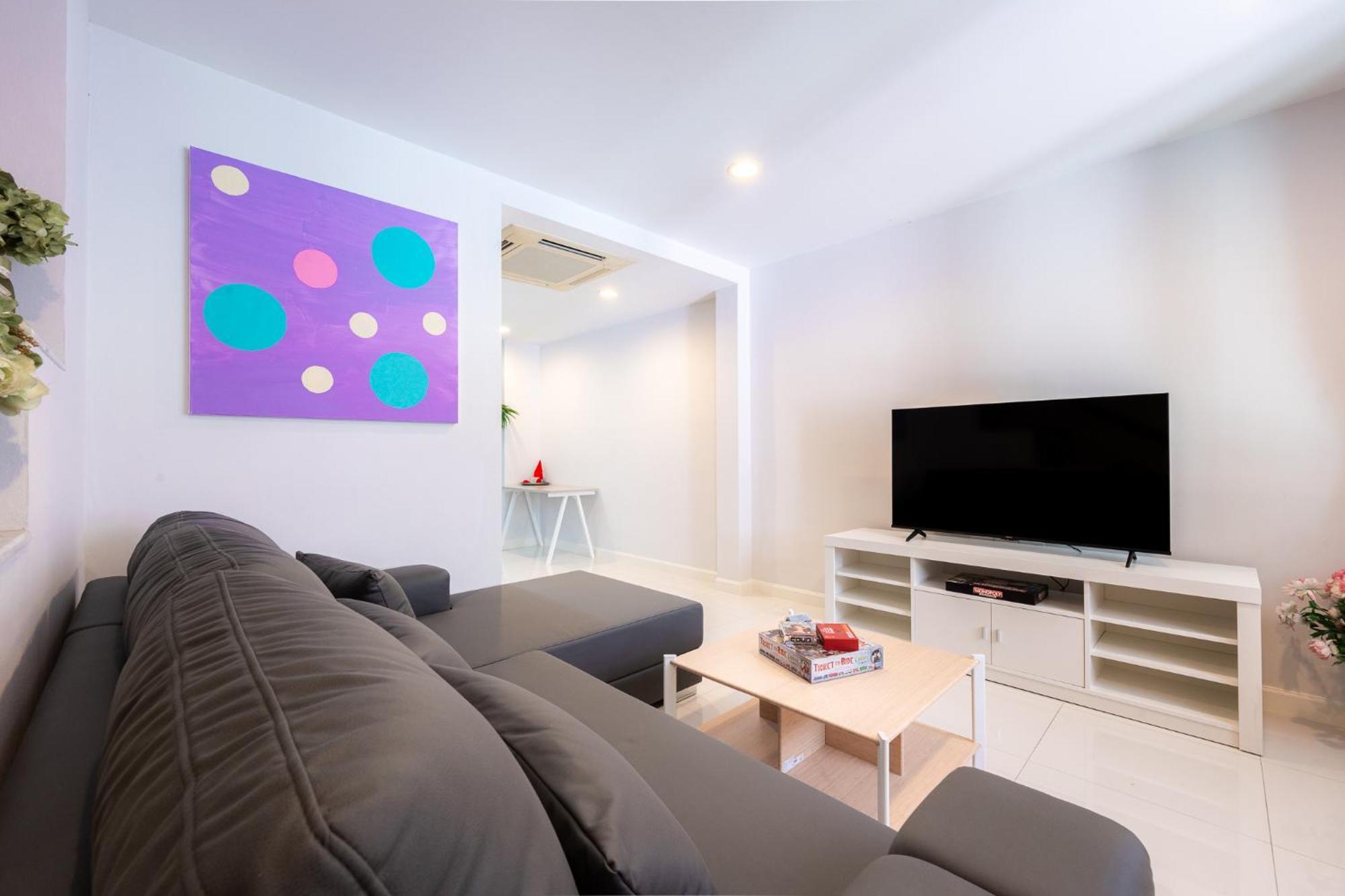 3 Bedroom Spacious In Downtown Near Mrt Bts Asok Station *