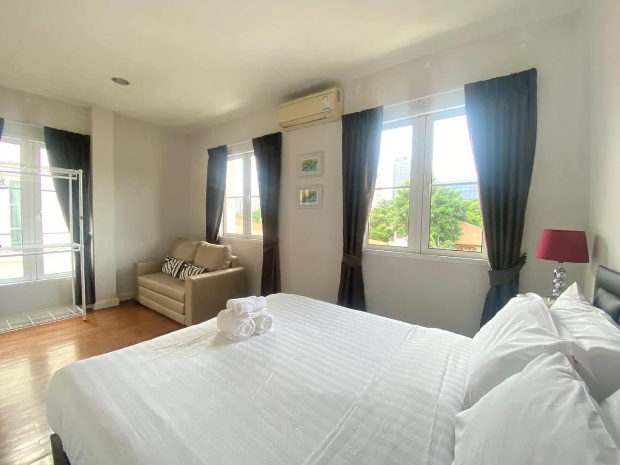 Holiday home 3 Bedroom Spacious In Downtown Near Mrt Bts Asok Station Bangkok