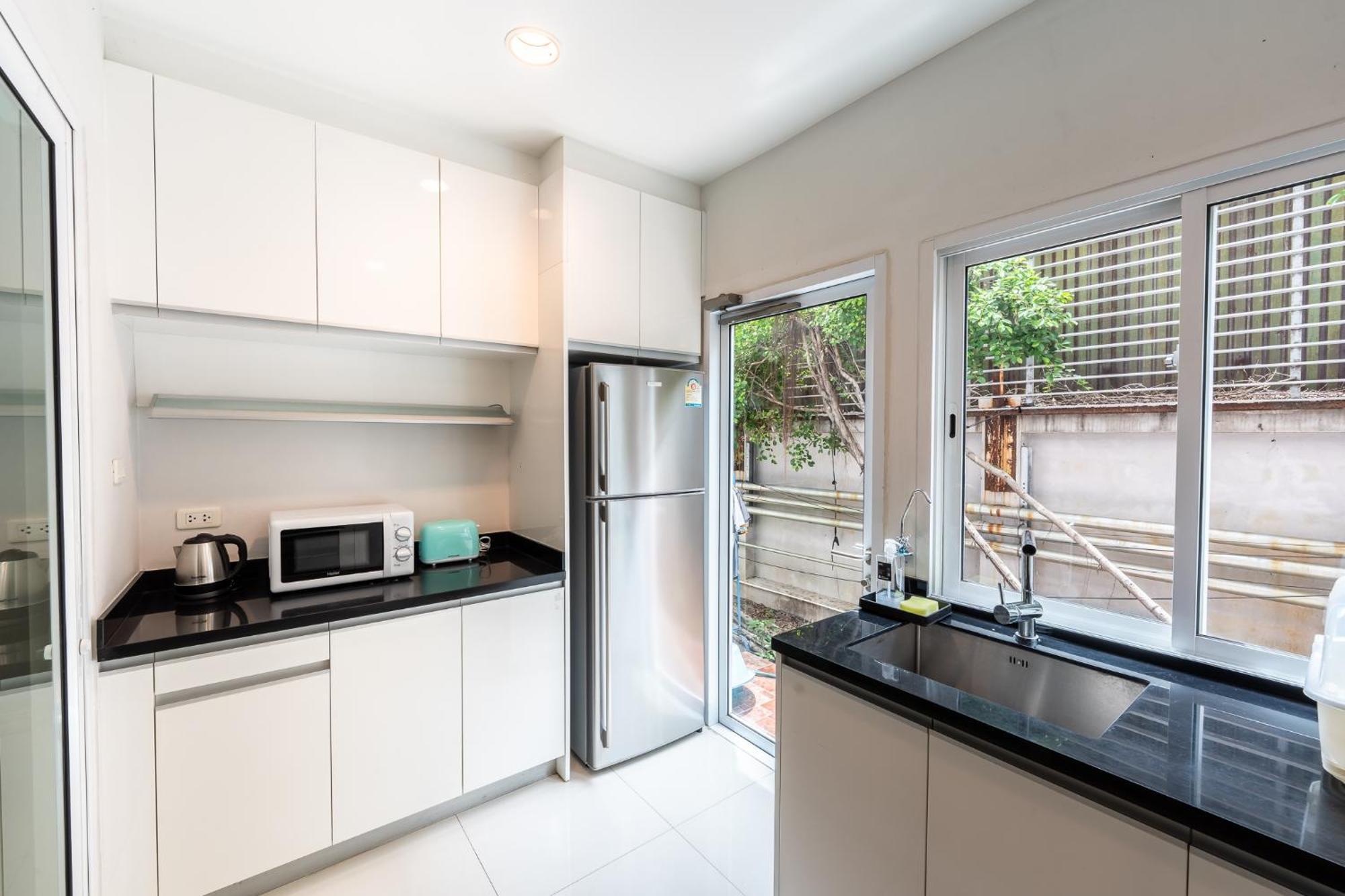 3 Bedroom Spacious In Downtown Near Mrt Bts Asok Station Holiday home