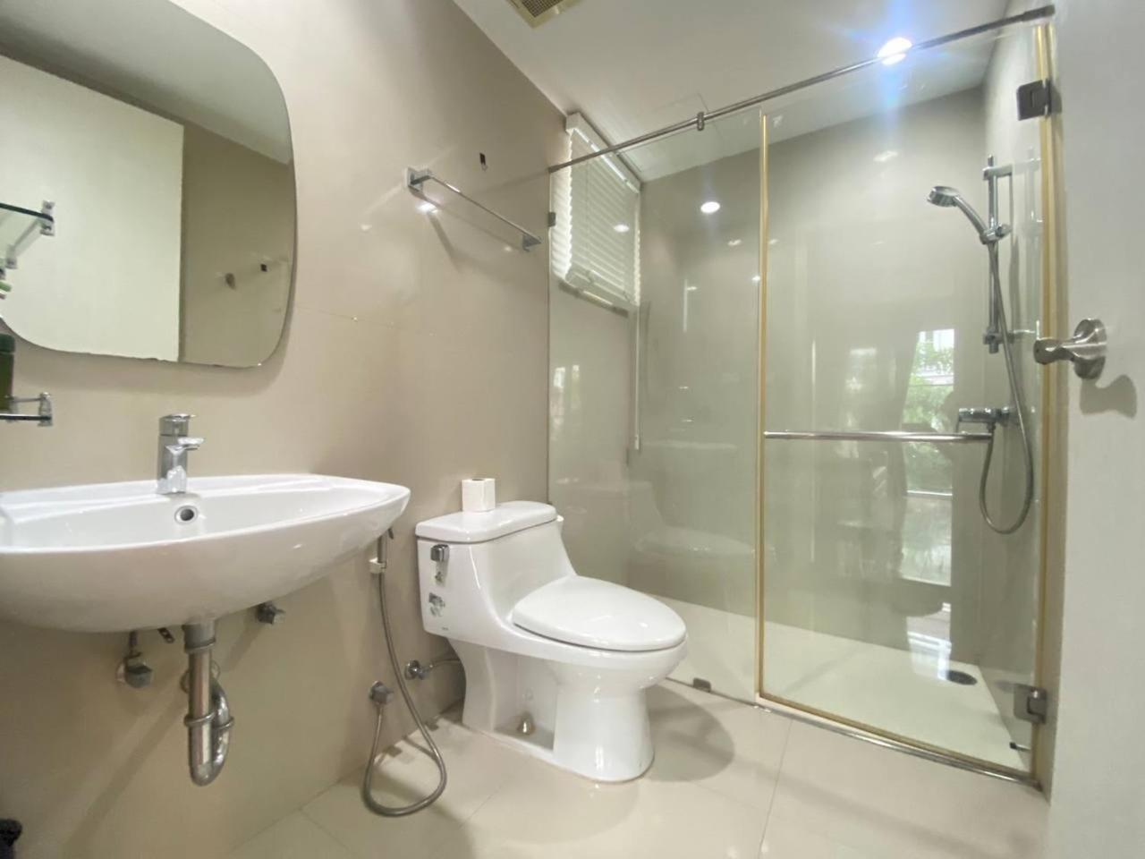 3 Bedroom Spacious In Downtown Near Mrt Bts Asok Station Holiday home