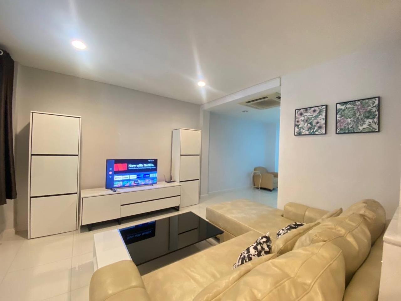 Holiday home 3 Bedroom Spacious In Downtown Near Mrt Bts Asok Station Bangkok