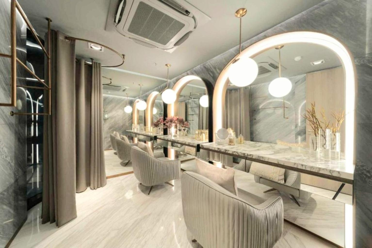 Sukhumvit Terminal 21 Asoke Super Luxury Designer 65 Sqm