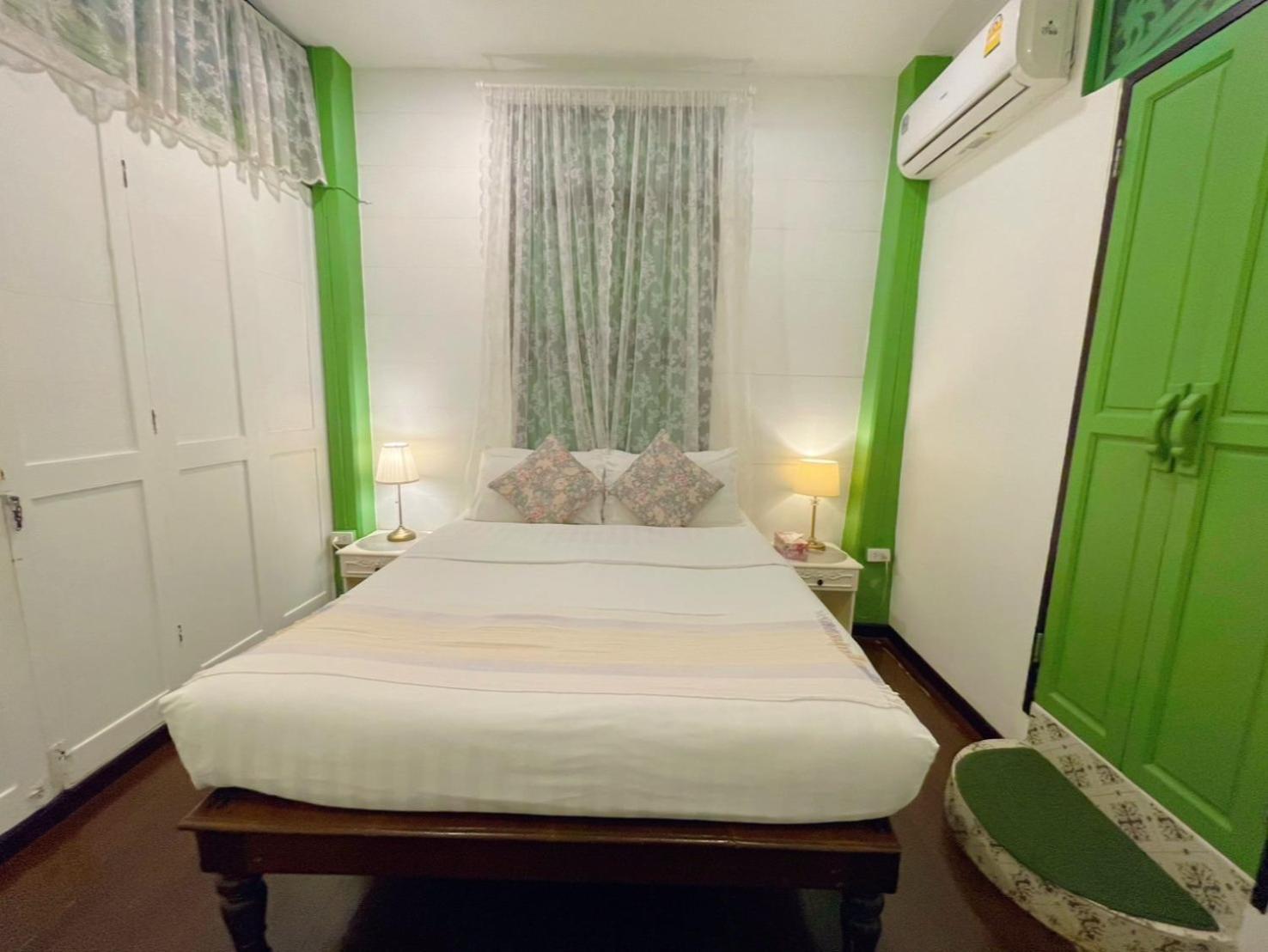 Teak House 2*