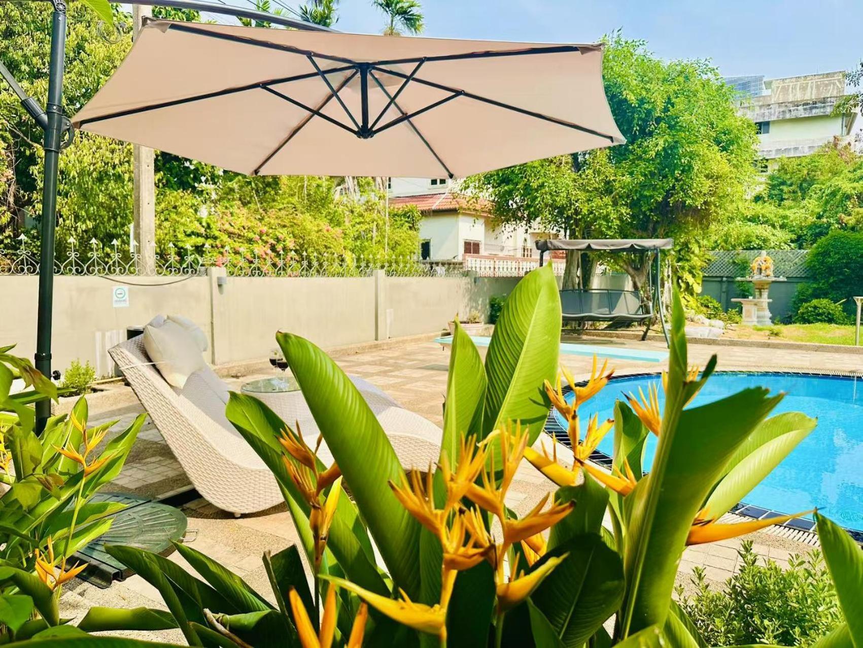 Deluxe Pool 5 Punnawithi Bts *