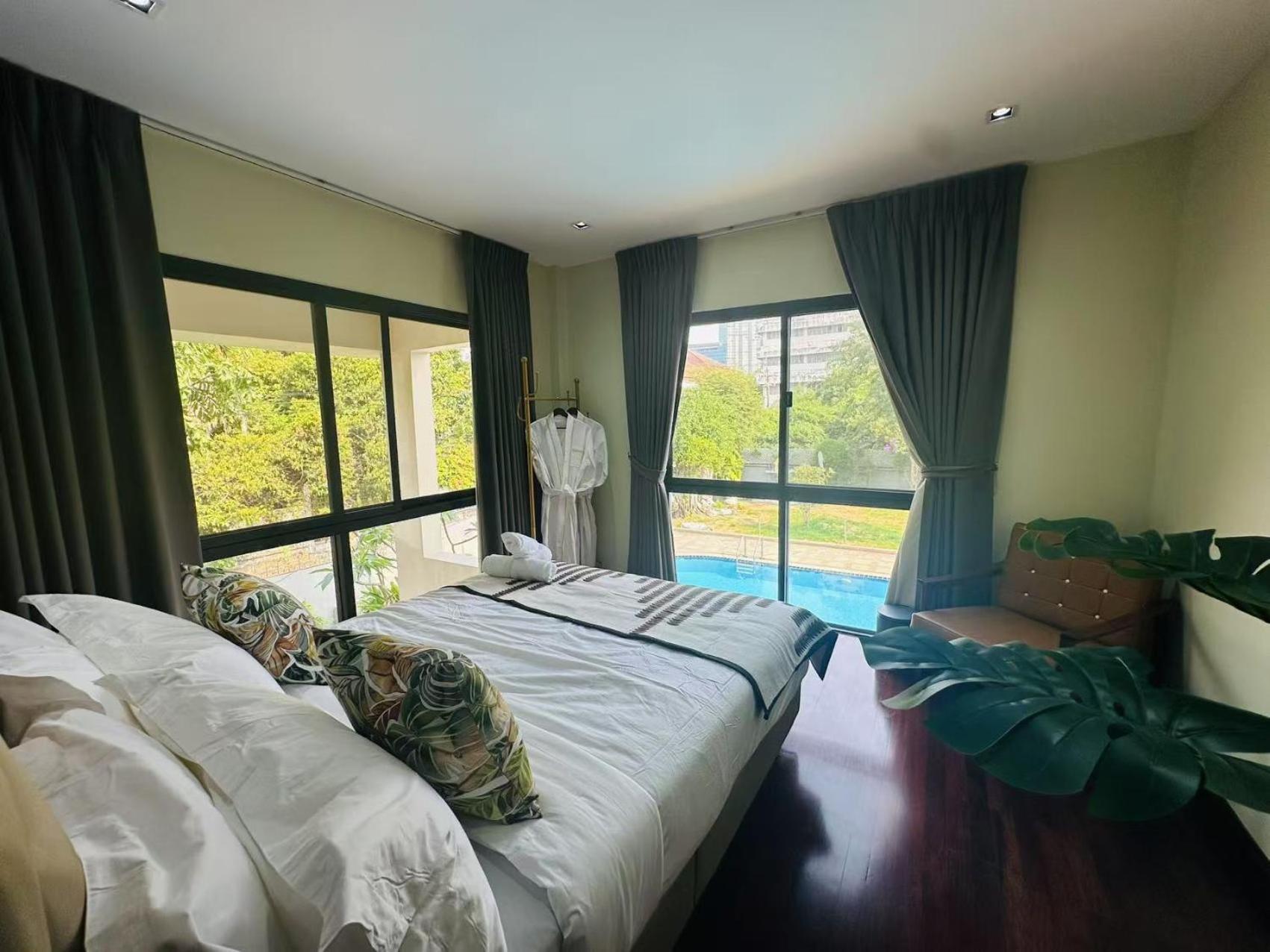 Deluxe Pool 5 Punnawithi Bts Villa Bangkok