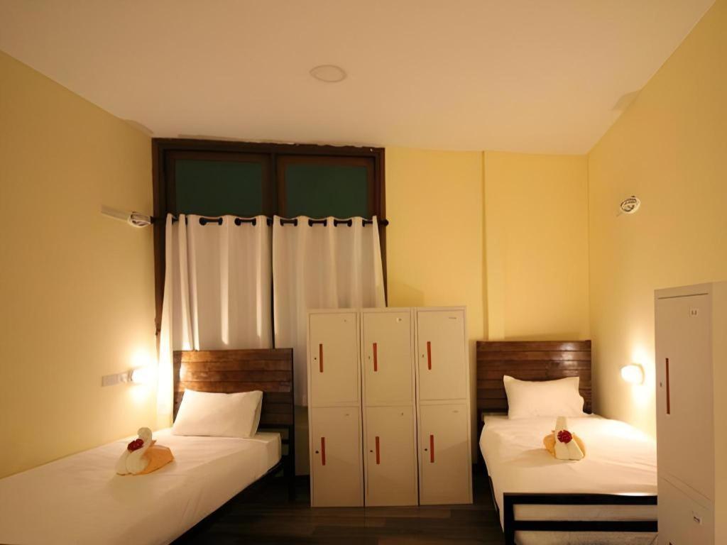 Art Sanamchai Hostel *