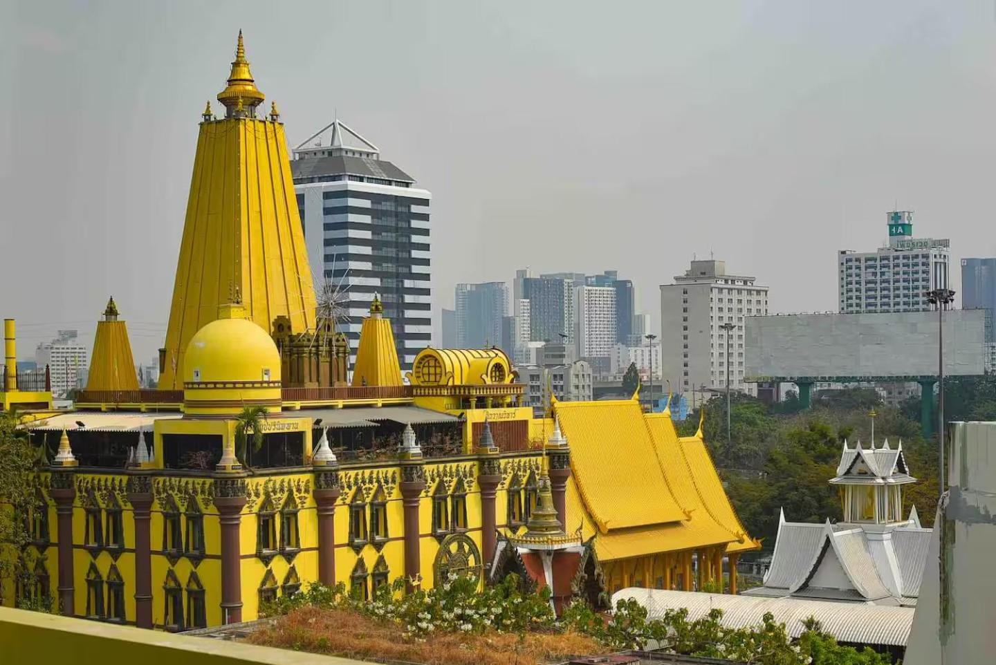 Petch Tower Ekkamai
