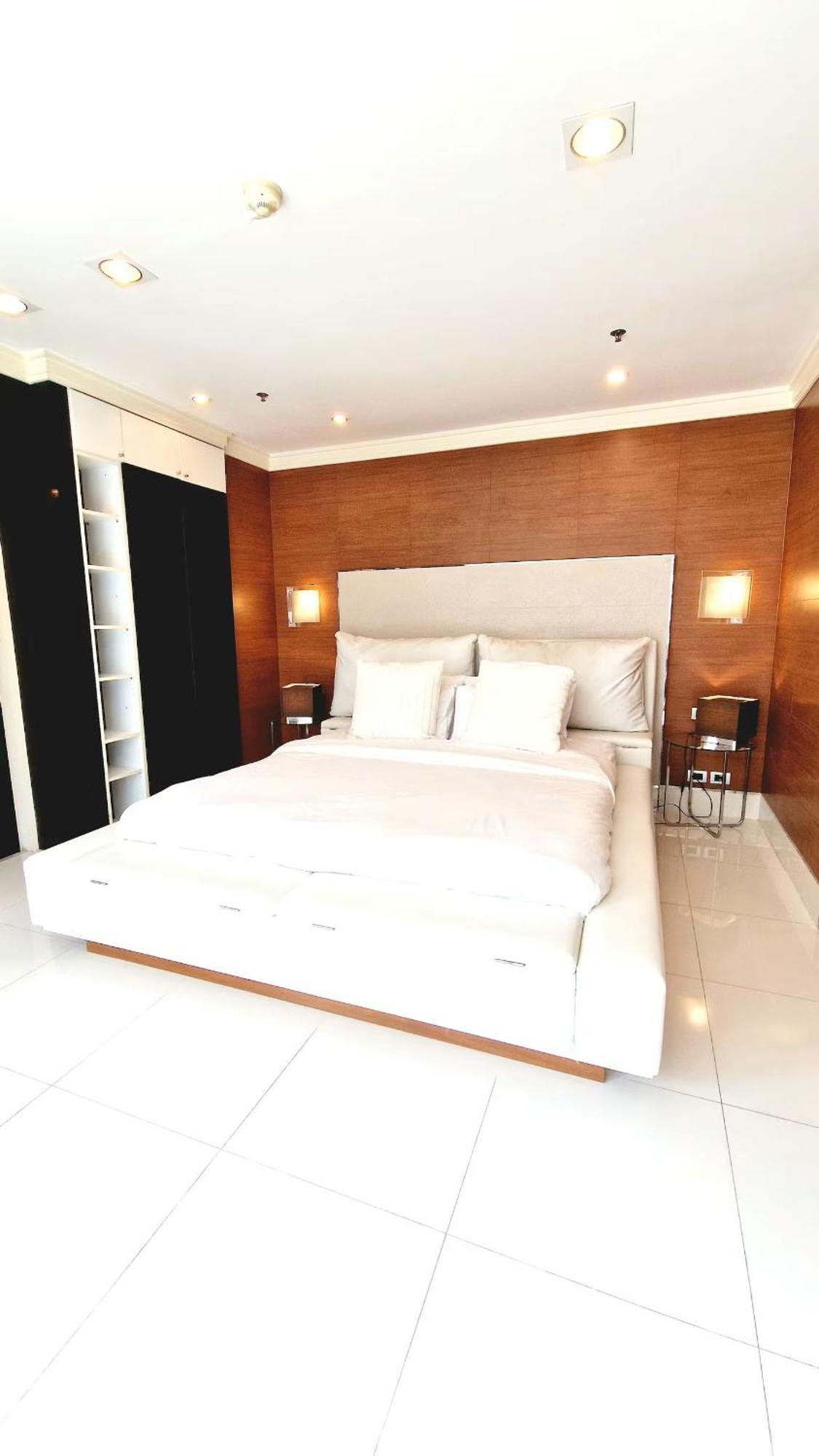 Extremely Spacious Cool Asoke Sleeps 8 250sqm Apartamento Bangkok