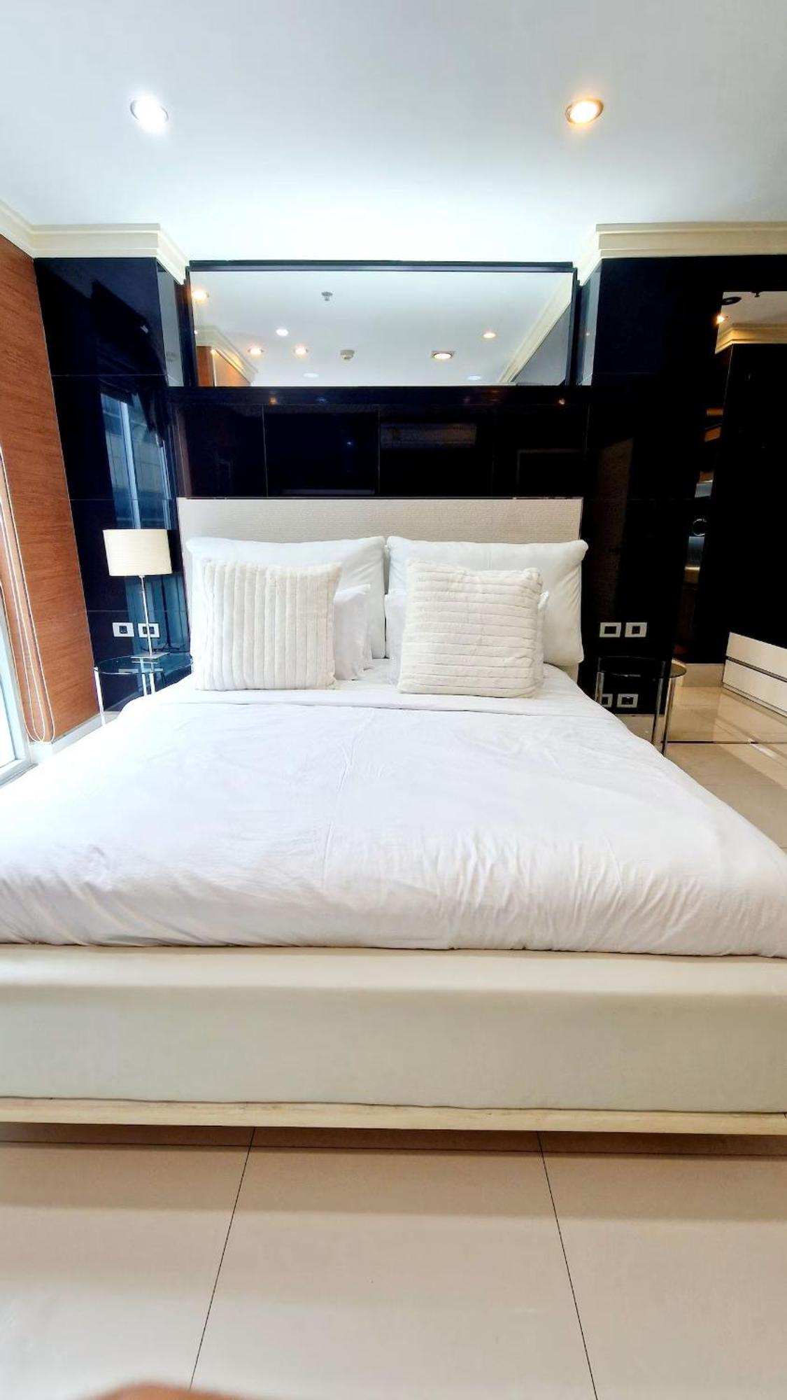Extremely Spacious Cool Asoke Sleeps 8 250sqm Apartamento *