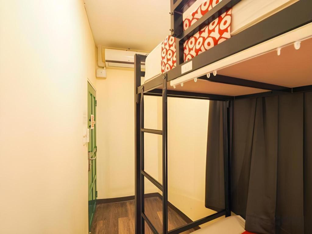Art Sanamchai Hostel *