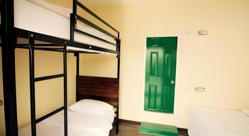 Art Sanamchai Hostel *