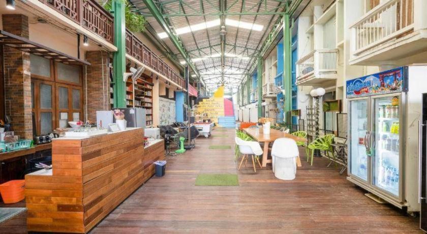 Art Sanamchai Hostel