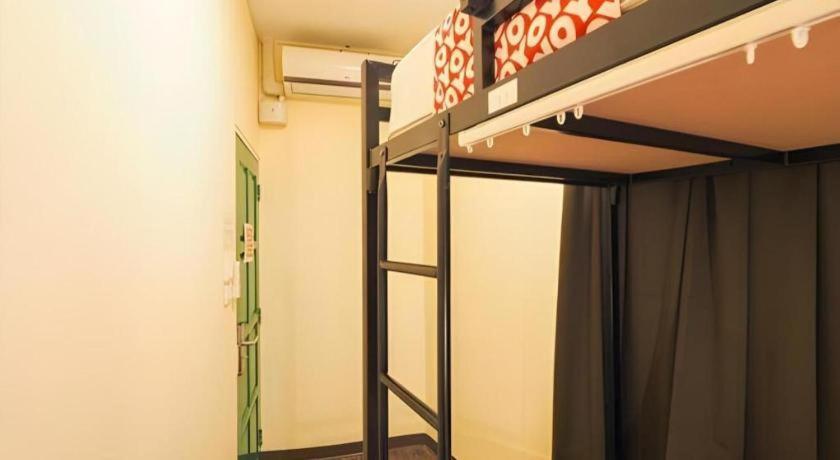 Art Sanamchai Hostel *