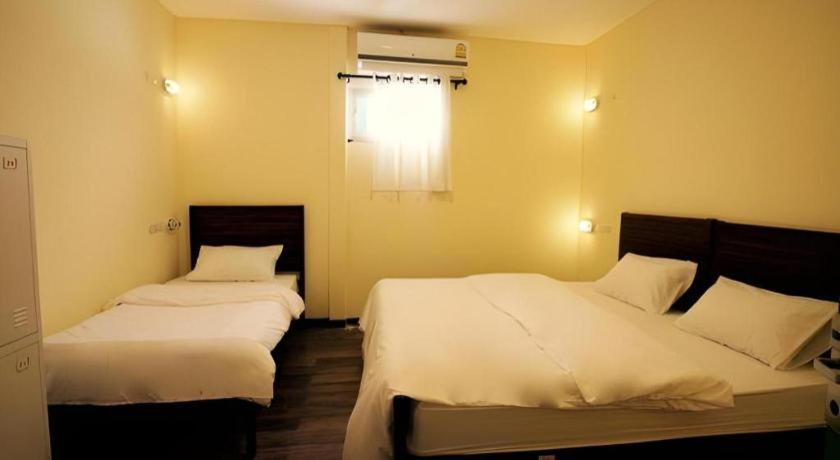 Art Sanamchai Hostel *