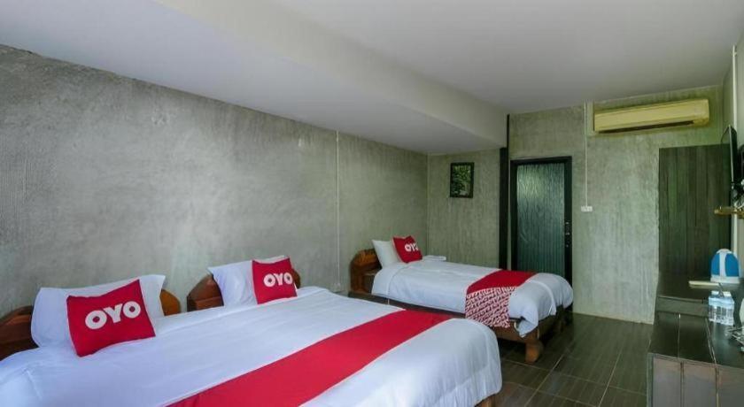 Art Sanamchai Hostel *
