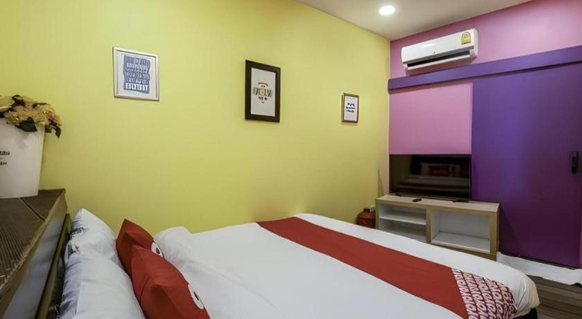 Art Sanamchai Hostel