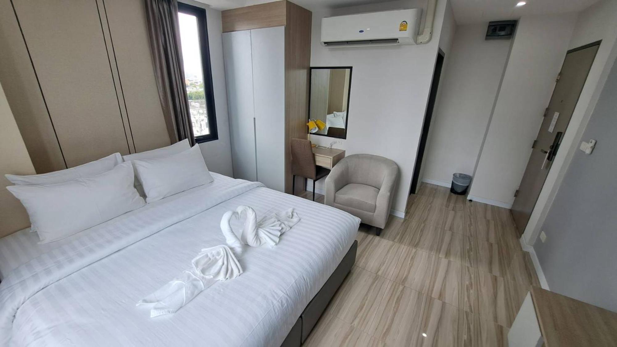 Hotel The Riski At Bangphlat Station Sha 3*