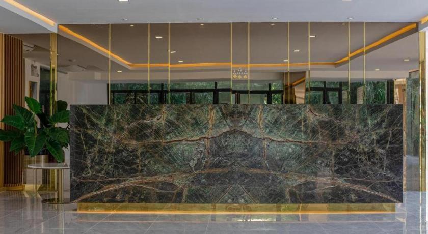 B2 Huai Khwang Premier Hotel