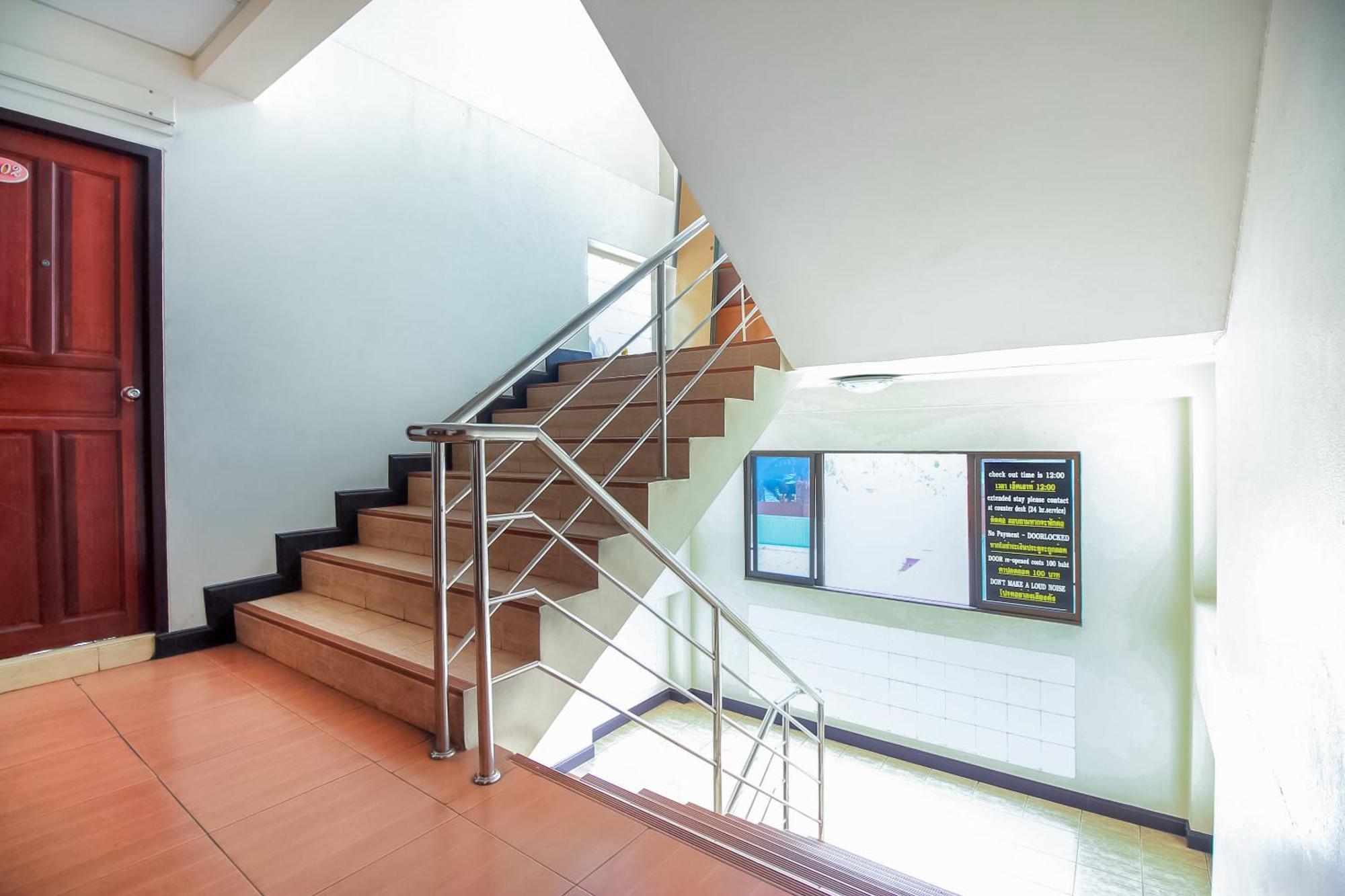 Hotel Oyo 376 Ok Airport 2*