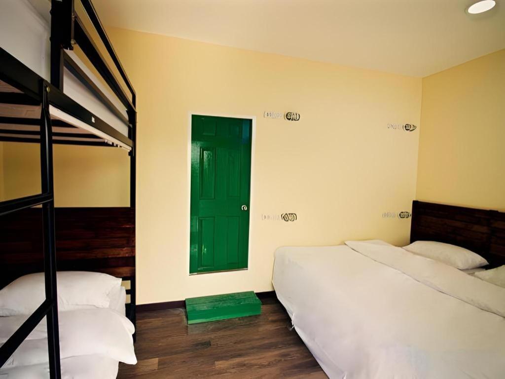 Art Sanamchai Hostel *