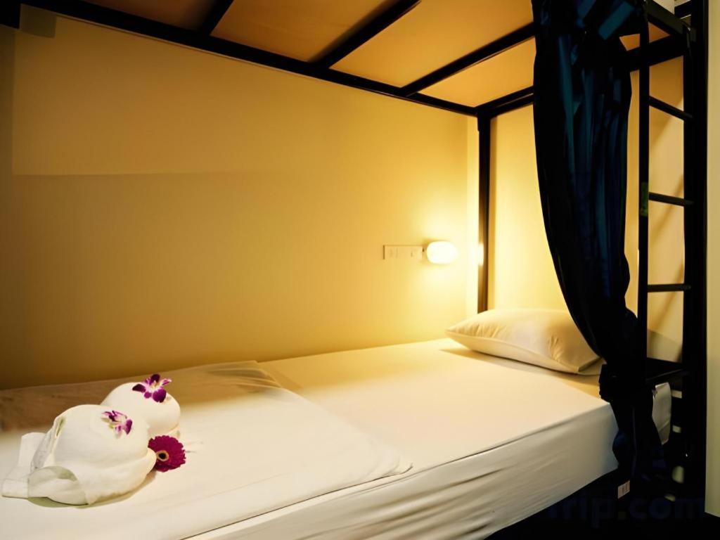 Art Sanamchai Hostel *