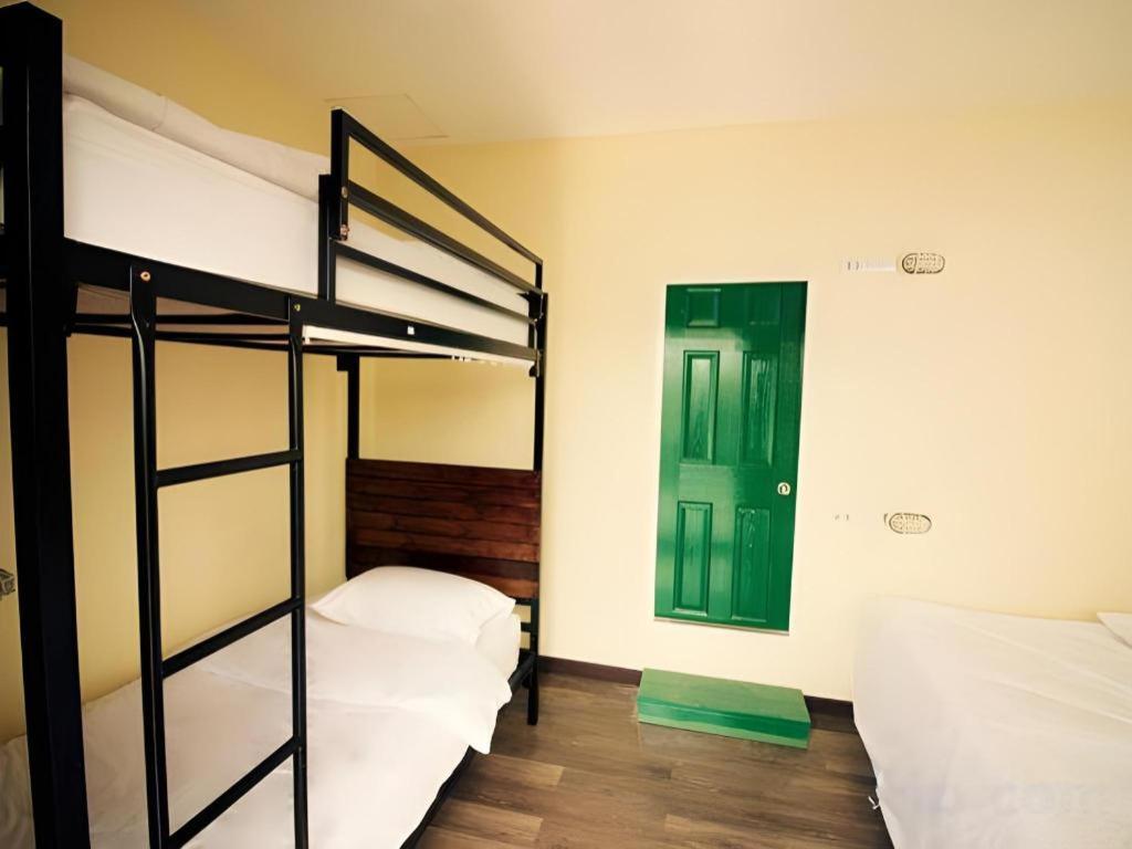 Art Sanamchai Hostel
