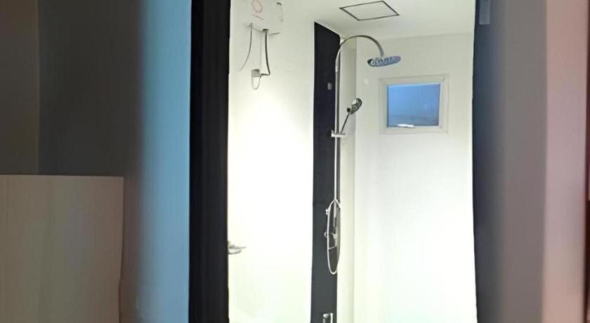 White House Asoke Sukhumvit 18 Hotel