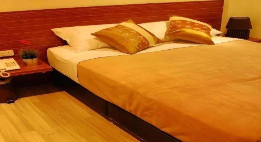 White House Asoke Sukhumvit 18 3*