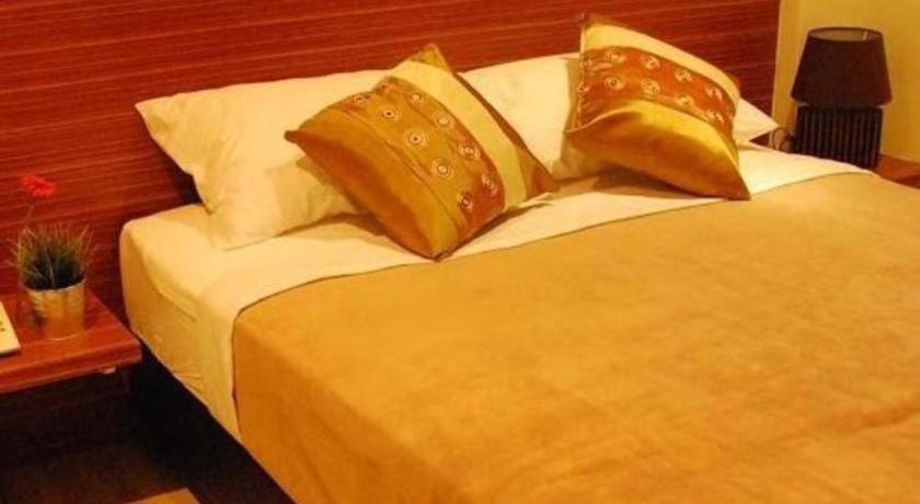 White House Asoke Sukhumvit 18 Bangkok