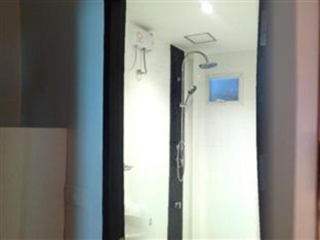White House Asoke Sukhumvit 18 Hotel