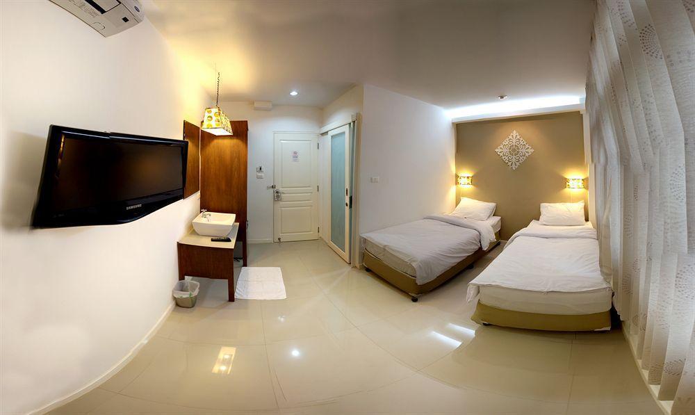 At Hua Lamphong Hostel Bangkok