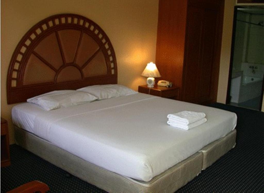 Phraarthit Mansion Hostel *