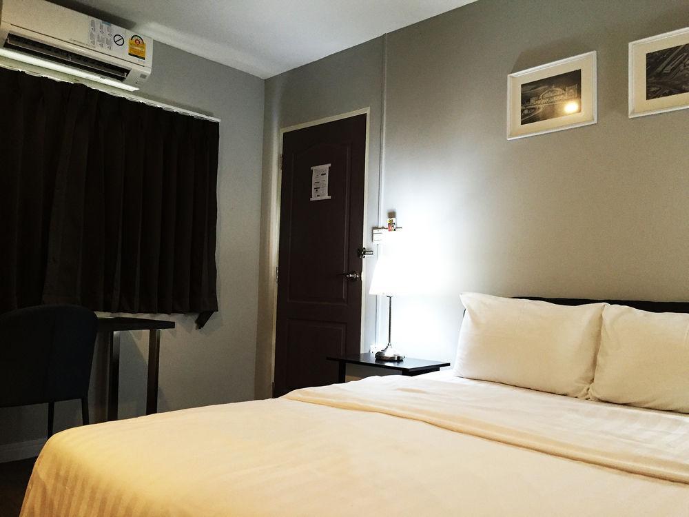 At Hua Lamphong Hostel Bangkok