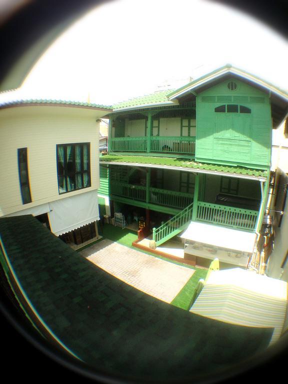 Wisma tamu Teak House