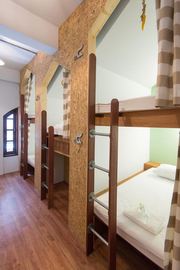 Barn & Bed Hostel *