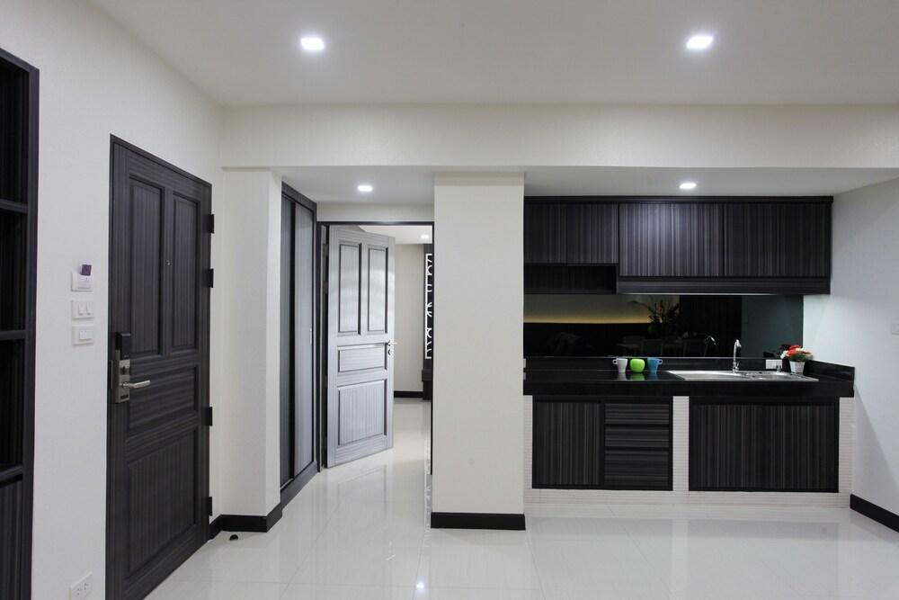 Chateau De Sukhumvit Aparthotel Bangkok