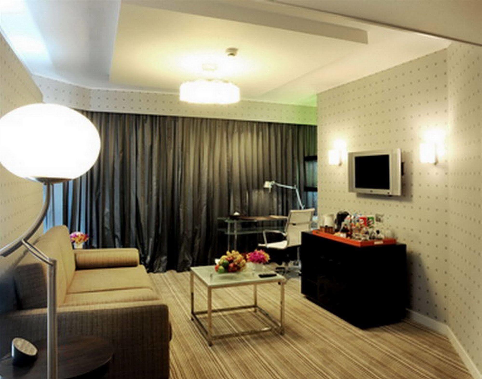 Doubletree By Hilton Ploenchit Hotel