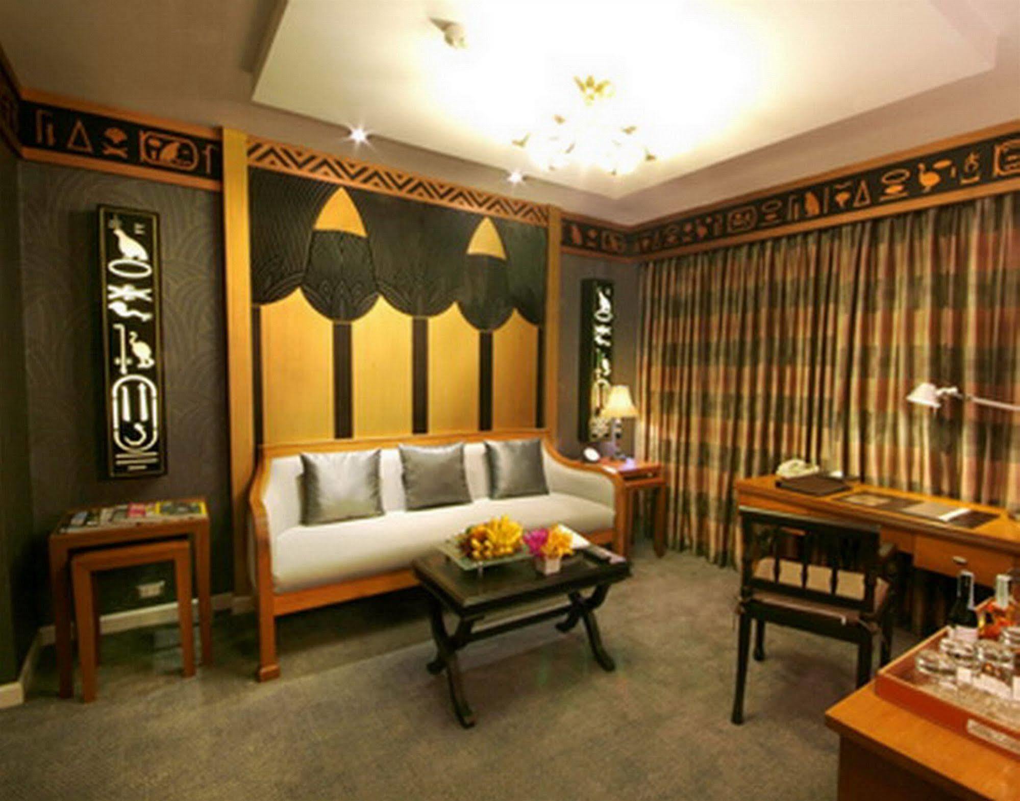 Doubletree By Hilton Ploenchit Hotel 4*