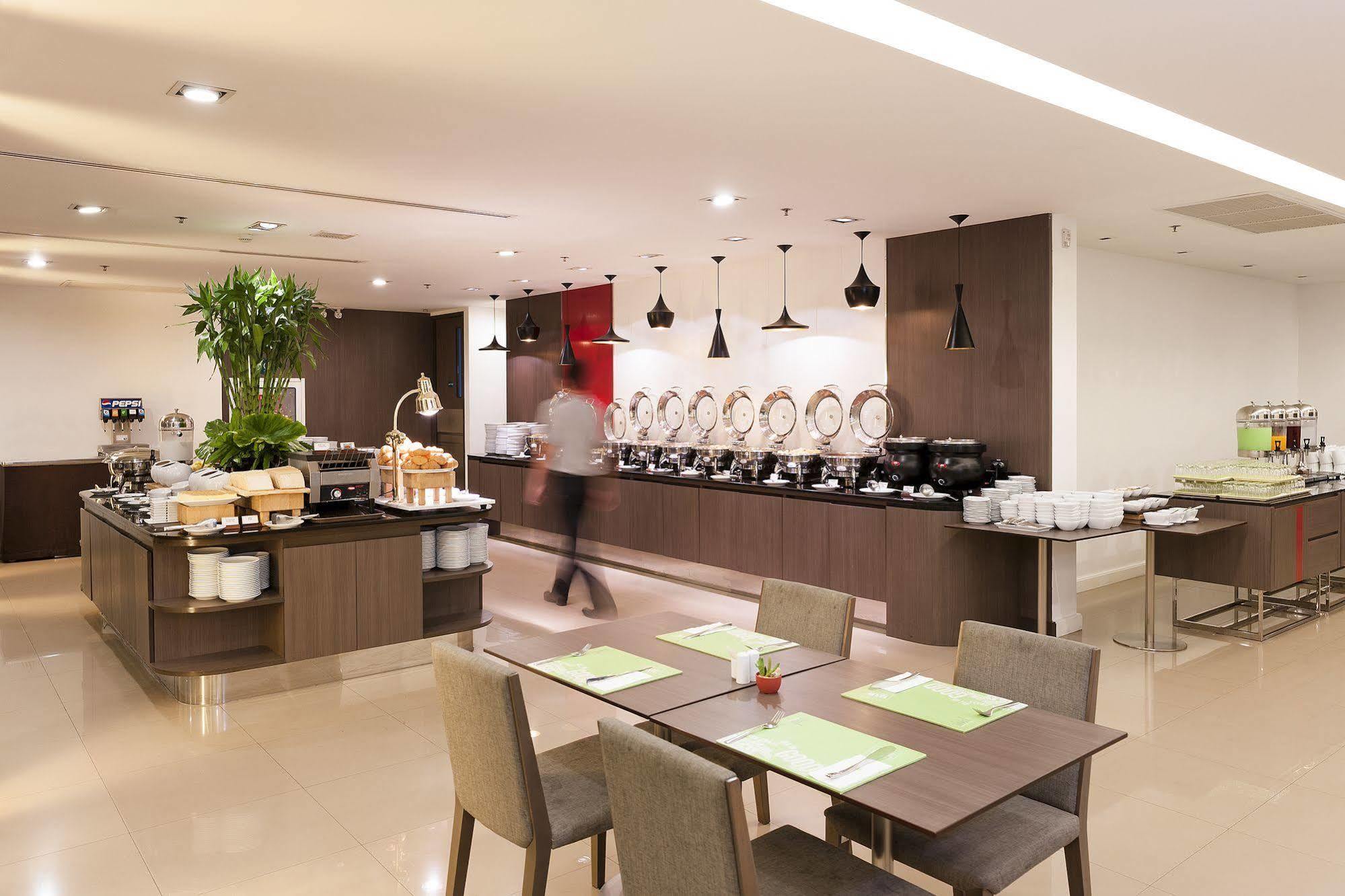 Hotel Ibis Riverside 3*